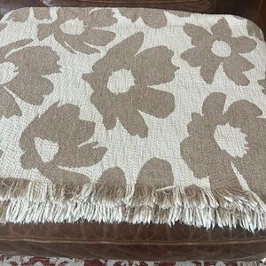 Blanket London Kaye Cotton Blend Tan & Cream Flower Throw 62”x 48” Reversible
